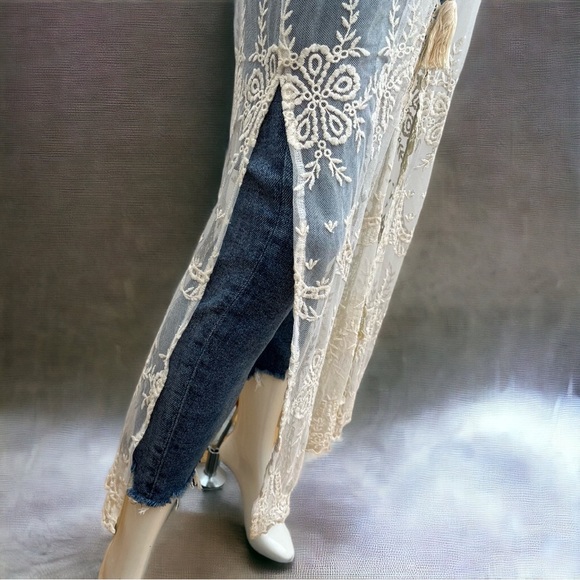 [M] MAIN STRIP Lace Tunic - Picture 6 of 13